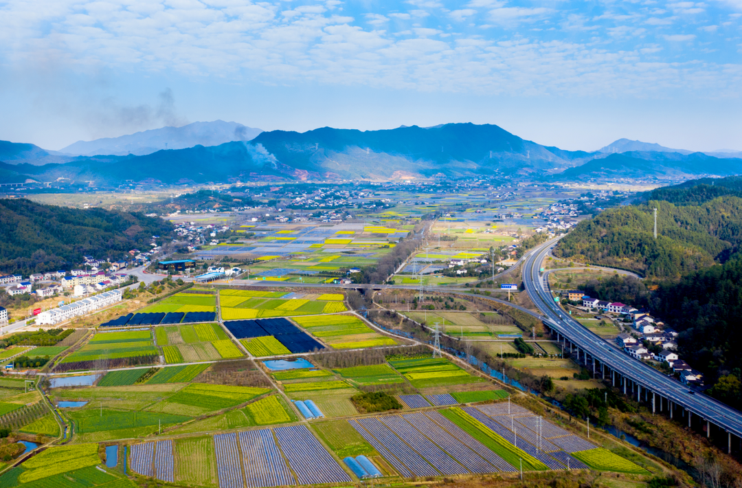 湖南日报要闻版头条 | 青春，挥洒在希望的田野上