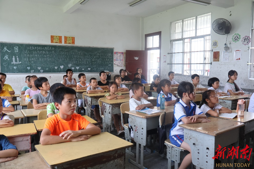 OG真人 网页版 OG真人平台湖南师范大学文学院“沅梦湘陵你我同行”暑期社会实践团 开展性知识教育活动(图3)