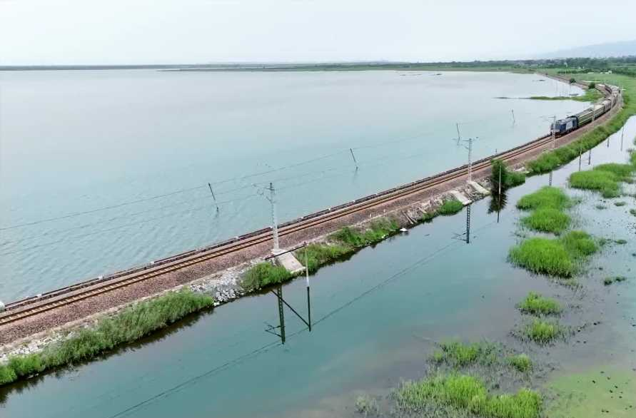 梦幻+罕见！想坐“水上列车”，来这里！