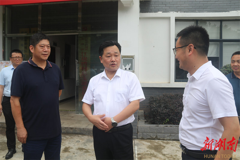 唐成以“四不两直”方式调研乡村振兴工作