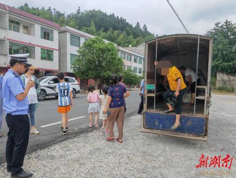 绥宁县多部门联合开展“三轮车”违法载人整治行动_邵阳头条网