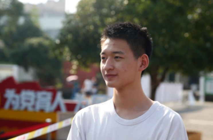 “敬礼娃娃”郎铮被北京大学录取