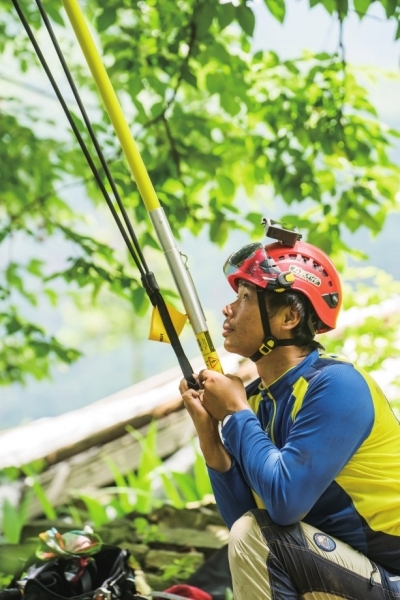 爬树前要用弹弓将绳索抛到树枝上。 爬树前要用弹弓将绳索抛到树枝上。