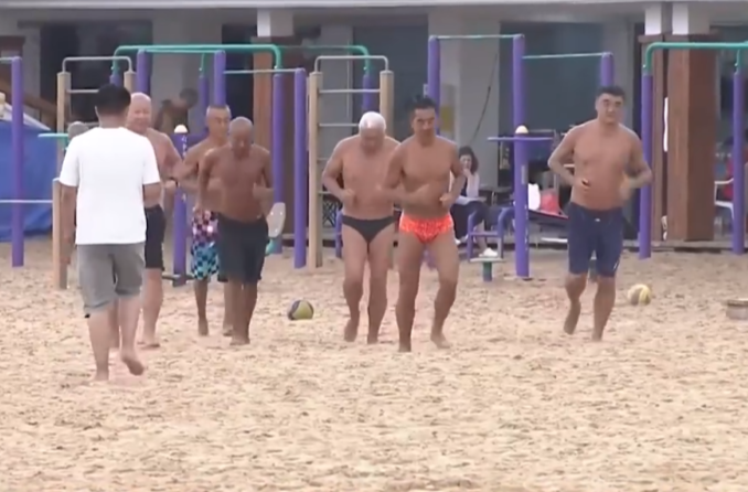 青岛“巧克力大爷”火了 网友：关键时刻他们真能救人