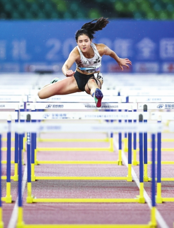 湘妹子如何成了"田径女神" 夏思凝全国田径锦标赛女子100米栏夺冠-新