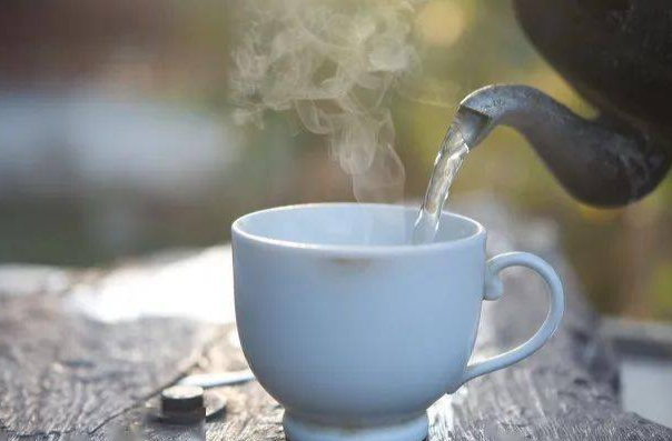 常喝温水有6大好处！但有一类人最好少喝，否则……