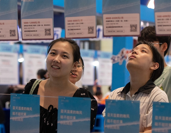 先“有份工作”还是坚持“找到理想工作”，年轻人该如何选择