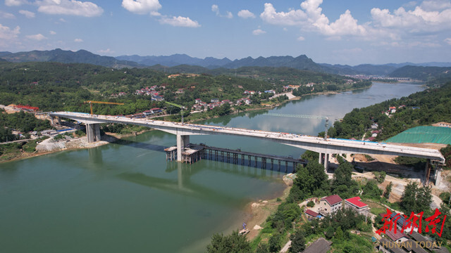 沅辰高速关键控制性工程沅水特大桥顺利贯通