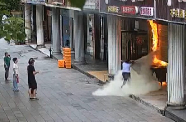 路遇门店着火 湖南怀化两公交司机停车合力灭火