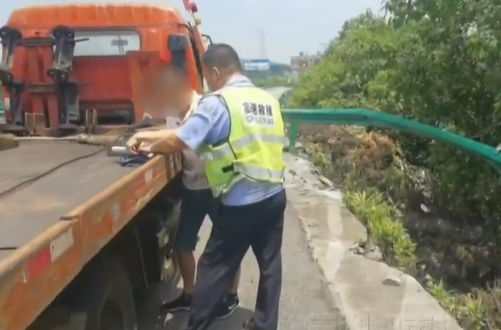 小车弯道刹车急打方向盘，失控翻下护坡