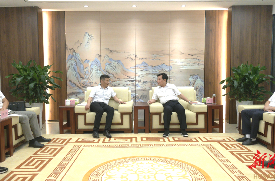 唐成会见王成向一行