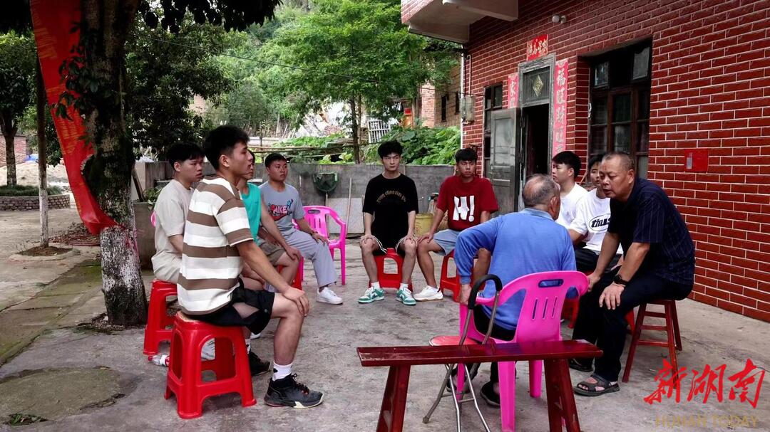 邵阳县应征青年聆听100岁老战士讲战斗故事_邵阳头条网