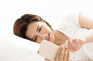 侧卧看手机小心造成身体损伤