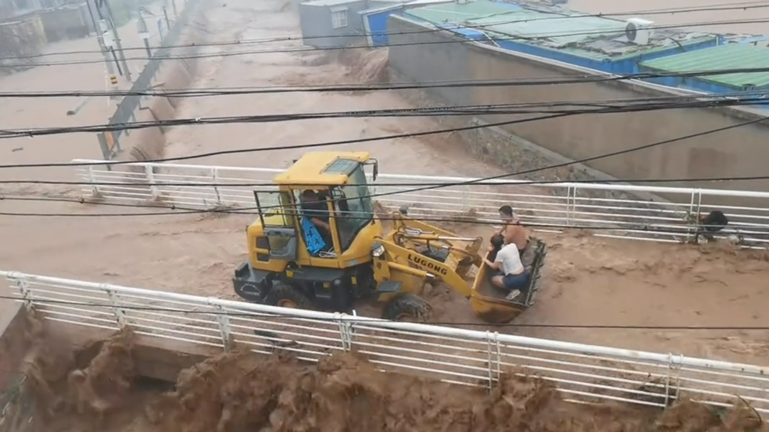 铲车司机在洪水中逆流而上 举起“铁臂”救下一家“四口”