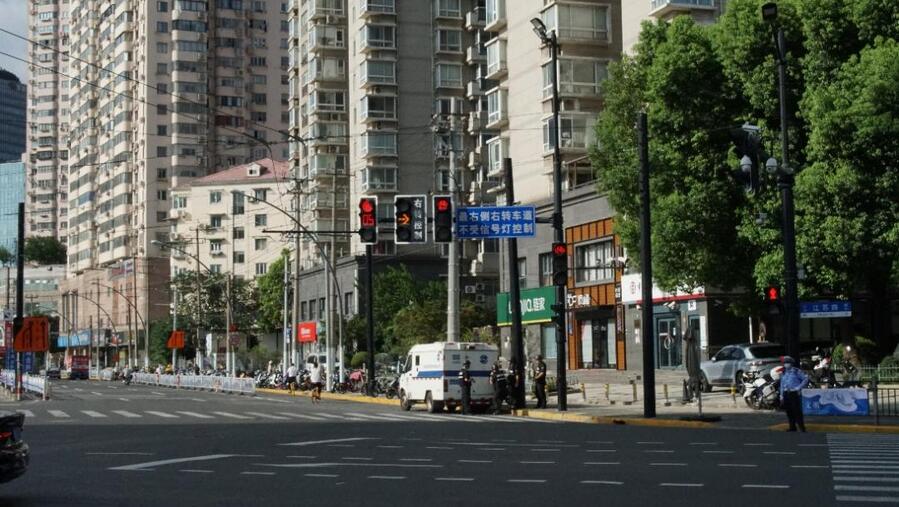 探访上海街头：右转信号灯让不少司机“吃药”，增加倒计时能否改善