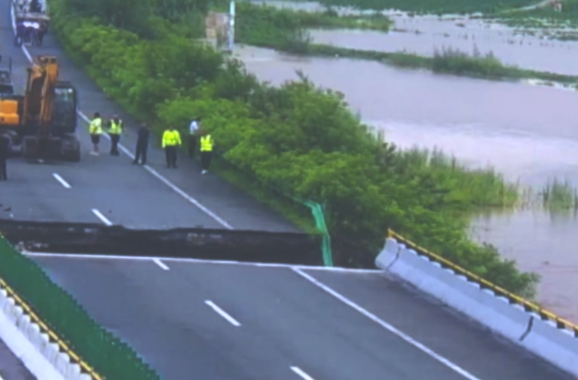 受降雨影响 黑龙江一高速公路桥梁发生部分塌陷 两车坠入
