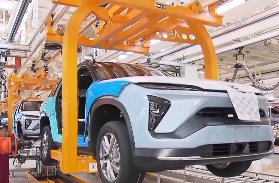 新能源汽车涉水有安全隐患 长时间泡水后勿启动