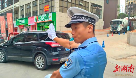 高温烈日 邵阳县交警坚守岗位迎接“烤验”_邵阳头条网