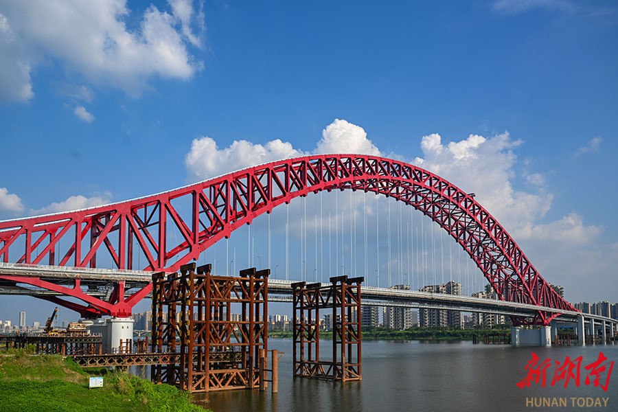 8月4日,株洲清水塘大桥如一座彩虹横跨湘江之上.