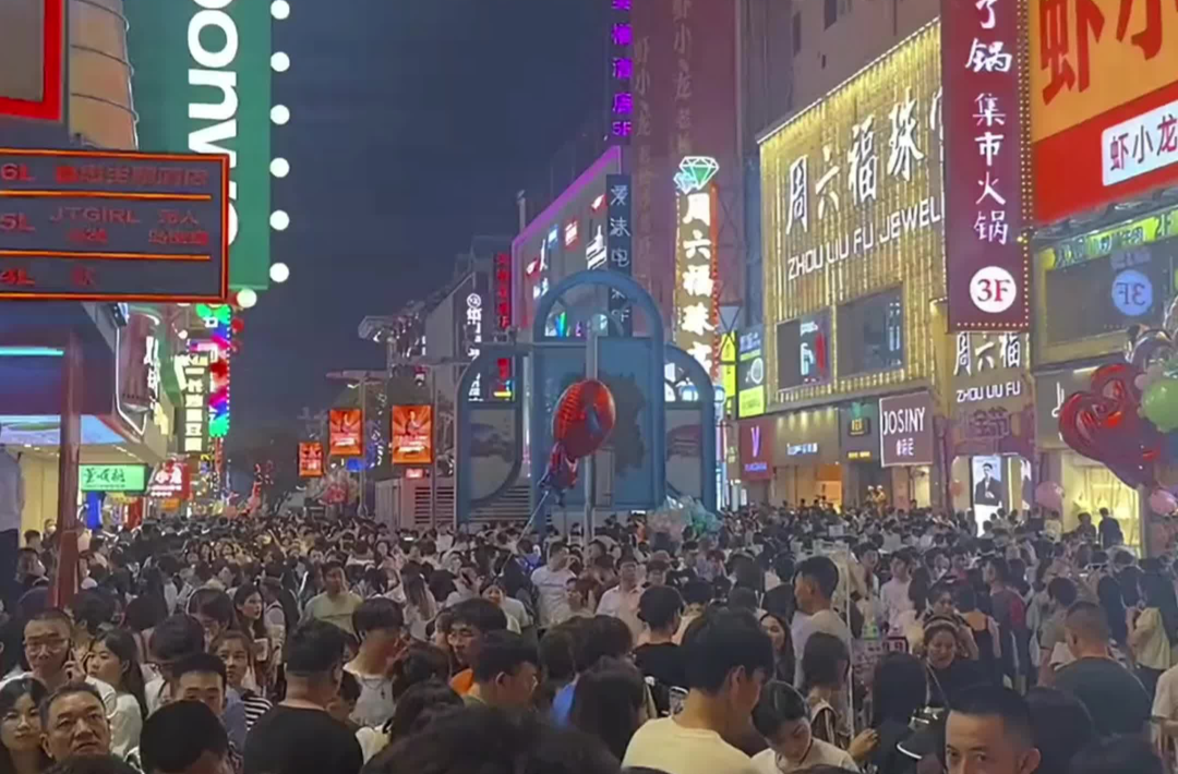 凌晨三点的长沙街头惊呆外地游客（Three o 'clock in the morning on the streets of Changsha stunned tourists）