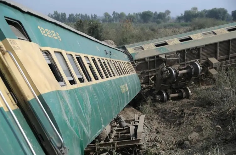 巴基斯坦南部一列车脱轨 至少28人遇难