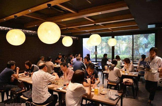 上半年全国餐饮收入超2.4万亿元，餐饮业何以领涨消费市场