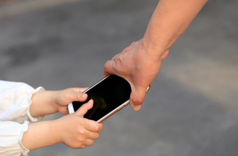 暑假过半，孩子“机”不离手该咋办