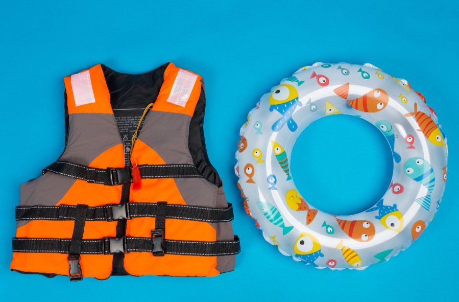 游泳圈、救生衣≠绝对安全！进来看看怎么选→