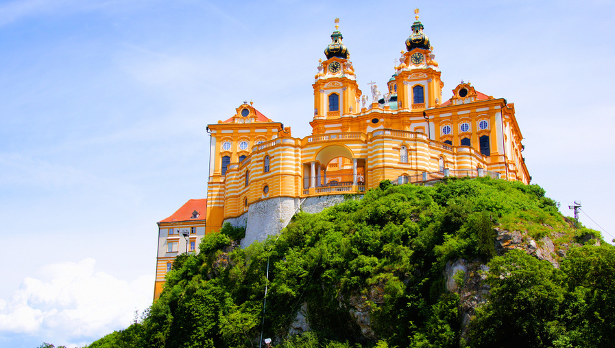 暑期游开启花式“捡漏”，中秋国庆假期首日国际机票均价6696元