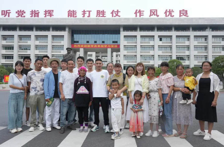 能来的都来了！全家21人送小伙到国防科大报到