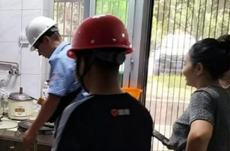 南县厂窖镇：上门加装燃气报警器 防患于未“燃”