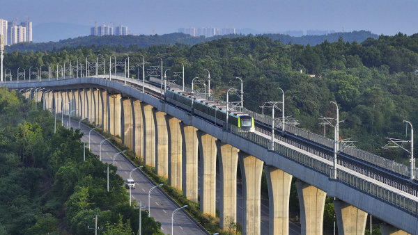 8月14日，长株潭城轨西环线，地铁列车准备驶入坪塘站。湖南日报全媒体记者 辜鹏博 通讯员 黄阳 摄