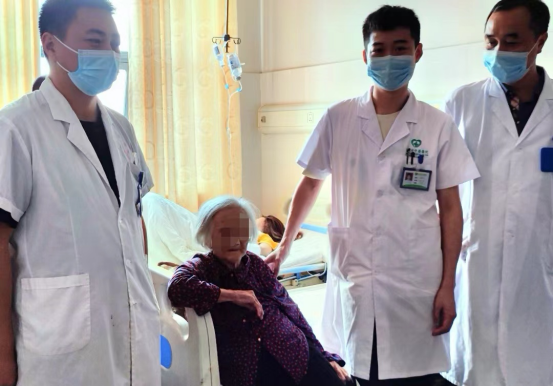 邵东市中医医院成功为96岁老人实施人工股骨头置换术