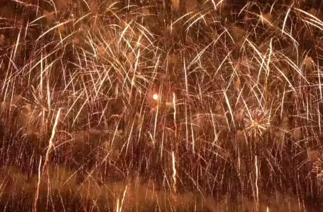 浏阳:国风烟花还原盛世长安（Chinese style fireworks restore prosperous Chang 'an）