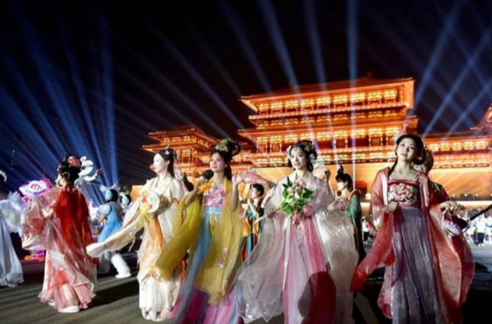 汉服文旅持续火热，催生专业培训机构，带火妆造师等职业