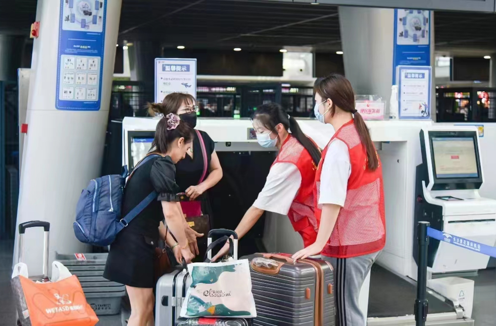 湖南交通职院青年志愿者志愿服务长沙机场暑运