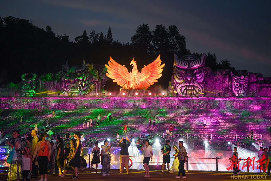 8月17日晚,凤凰县"凤凰样子文化村",演员在表演室内实景互动演艺