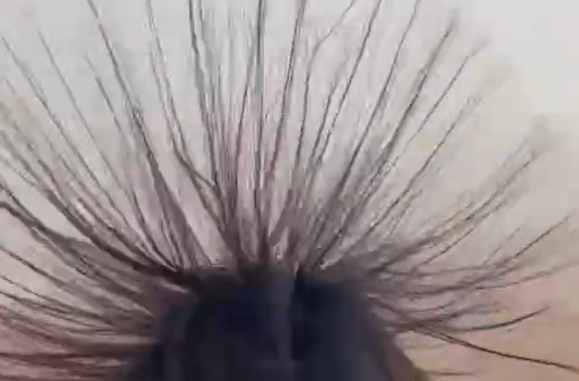 吐鲁番游客为何头发“炸了”？气象专家的解答来了！