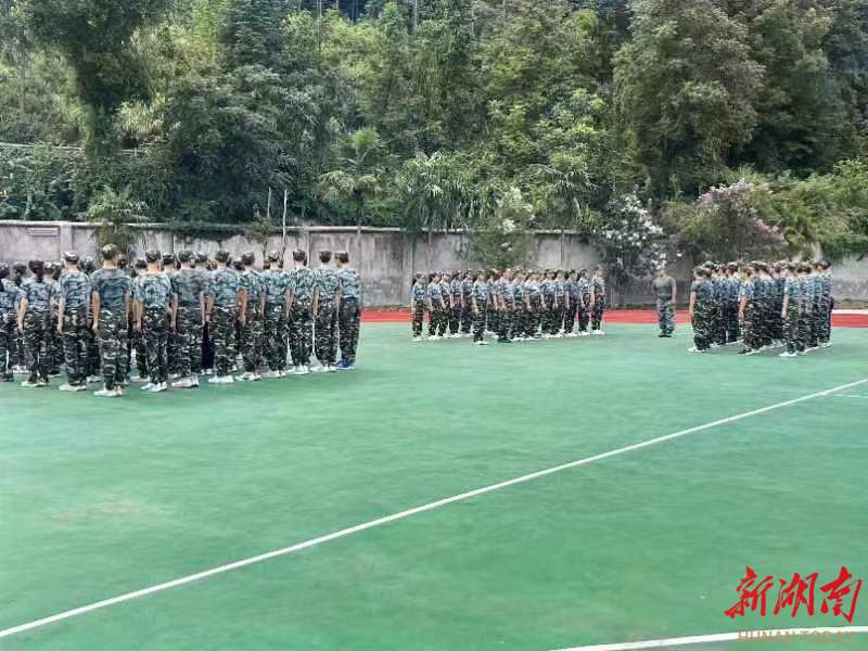 安化三中:展军训风采 扬青春朝气-新湖南