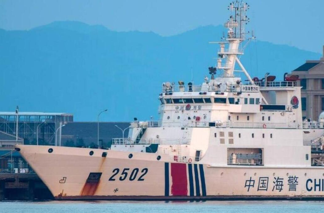 中国海警2502舰艇编队在我钓鱼岛领海内巡航
