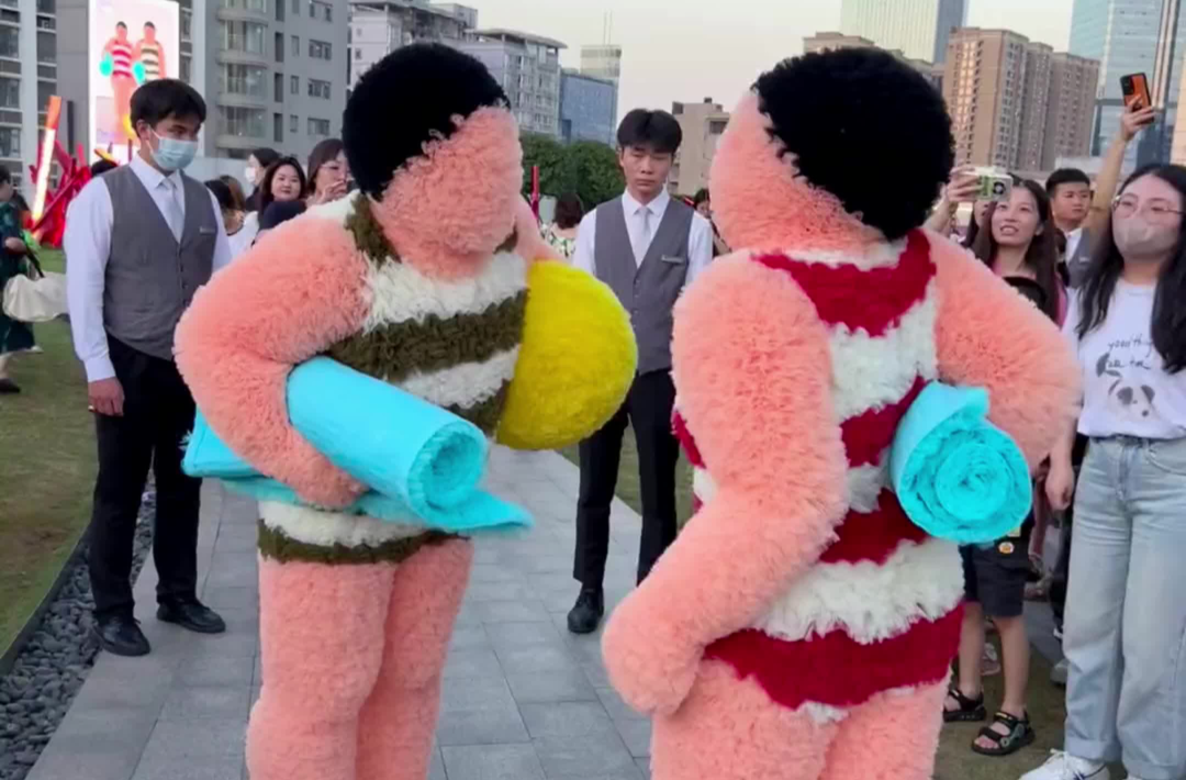法国艺术家夫妻在长沙街头真人演绎作品《沐浴者》(French artist couple perform works on the streets of Changsha)