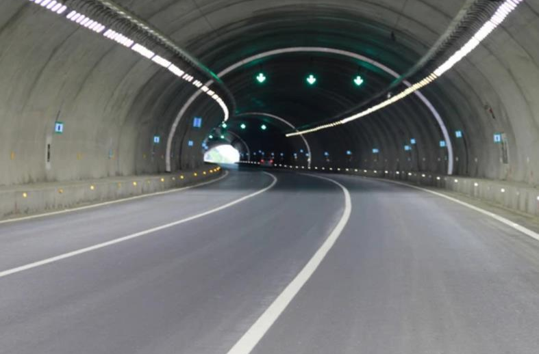 山西一高速公路隧道内大巴车撞墙，已致5人死亡