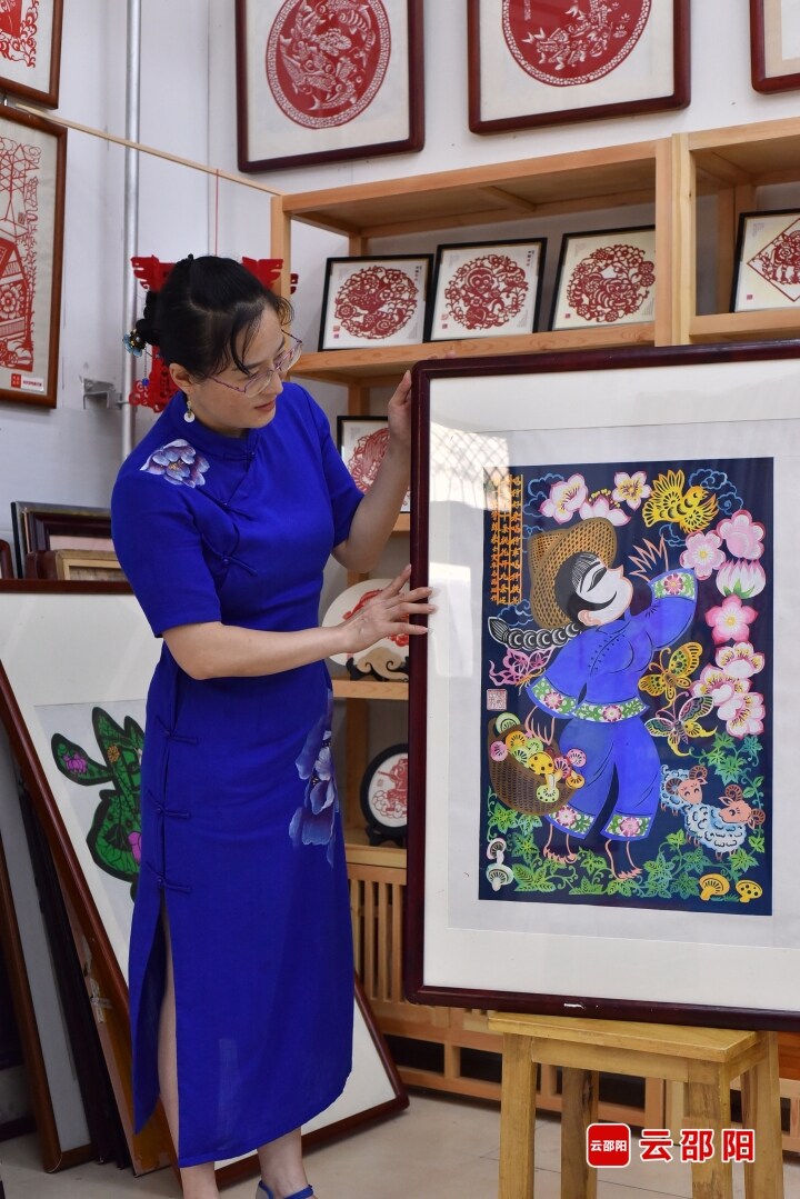 五代人接力传承百年技艺——剪纸手艺人马丽娅的“守”艺路_邵阳头条网