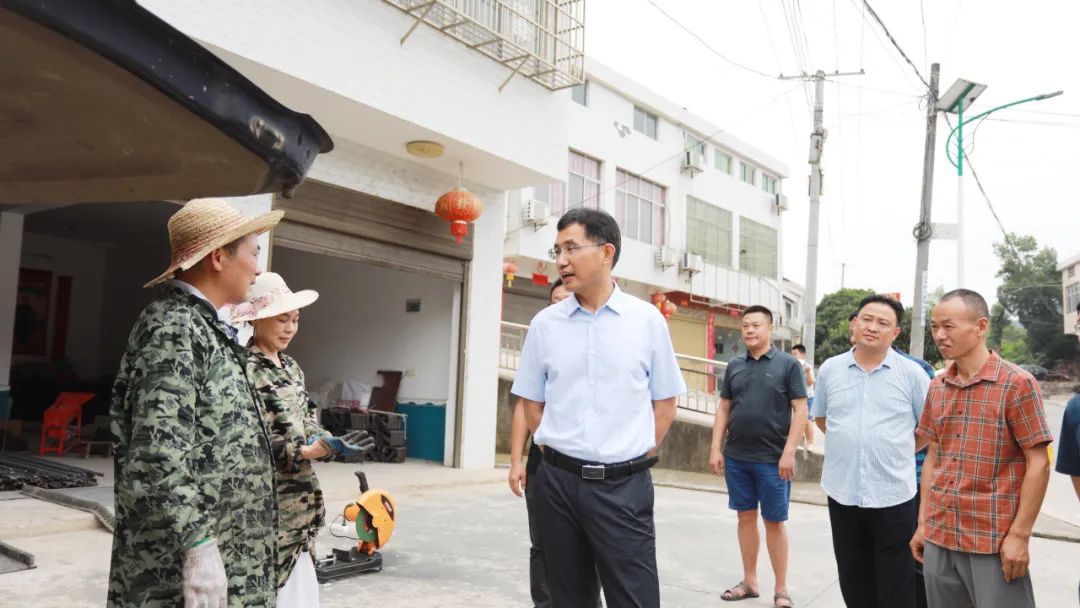 王啟武調(diào)研農(nóng)村主干道路沿線人居環(huán)境專項整治工作并開展巡林、巡田