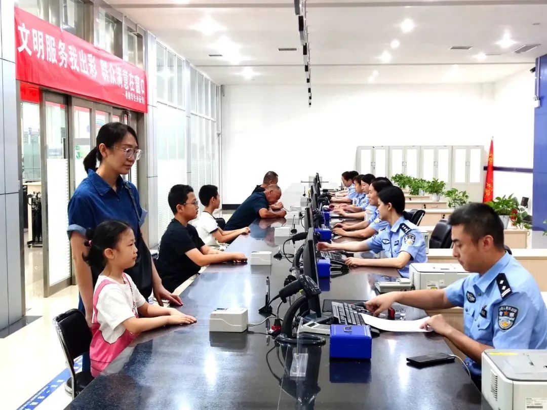 暑期超8200万人次出入境