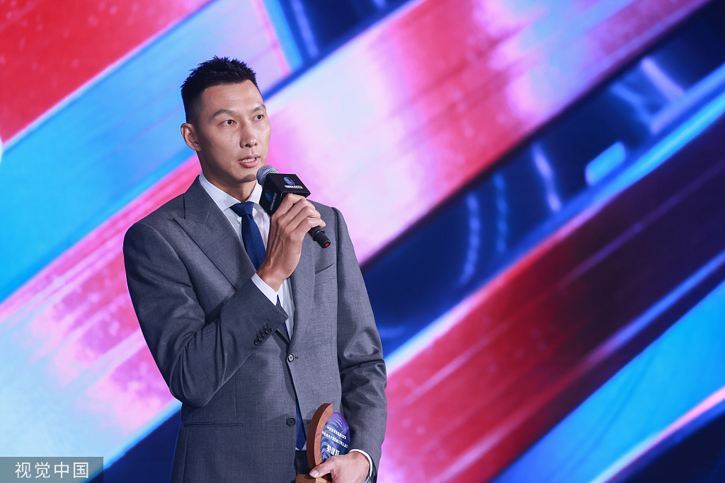 易建联不会再次上演力劈华山般的暴扣,而换上西装,这位"9号新秀"却将