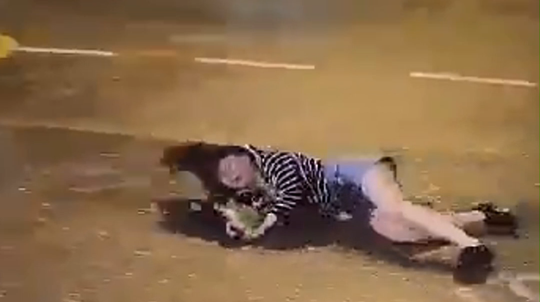 香港一女子被台风“苏拉”吹倒 脸贴地滑行数米