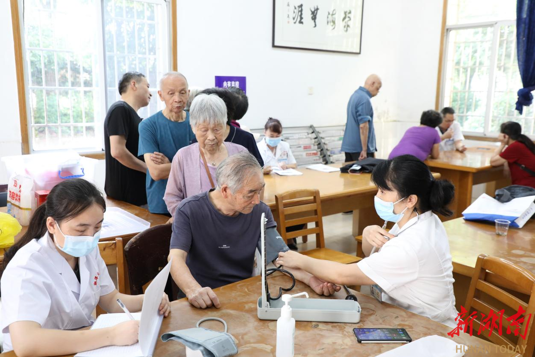 湘潭大学校医院为200余名离退休教职工开展义诊活动