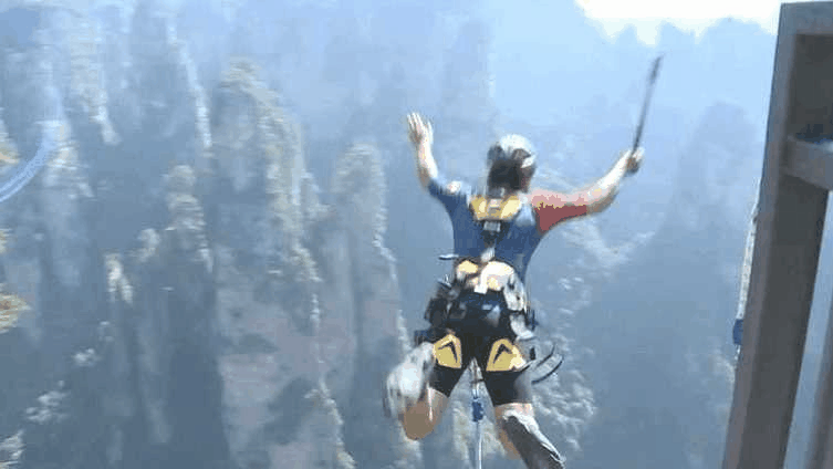 与崖壁擦肩而过！从300米高空自由落体是什么体验？