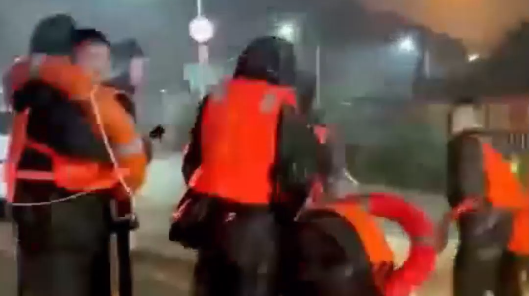 暴雨中“逆行”！深圳遭遇特大暴雨武警紧急抢险救援
